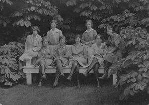 Constance Forfeitt, centre, c.1917
