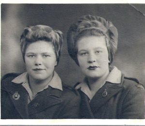 Daphne Yvonne Dupree with fellow Land Girl