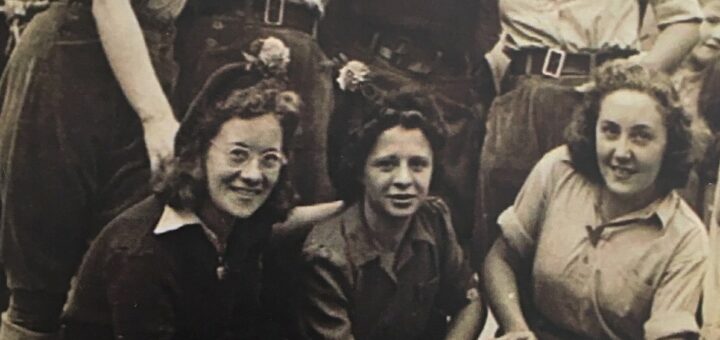 VE-Day-Trafalgar-Square-Esther-Carini-is-front-row-in-the-middle-feeding-the-pidgeons