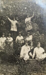 First-World-War-Land-Girls-picking-apples