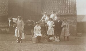 WW1-Land-Girls-on-farm