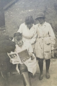 WW1-Land-Girls-reading-The-Landswoman