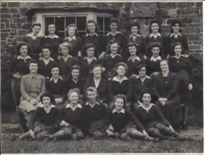 Elsie Feasey with fellow Land Girls